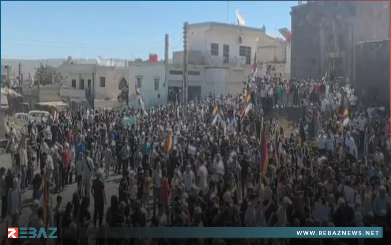 السويداء.. الأهالي ينددون بمحاصرة المدينة  السويداء.. الأهالي ينددون بمحاصرة المدينة