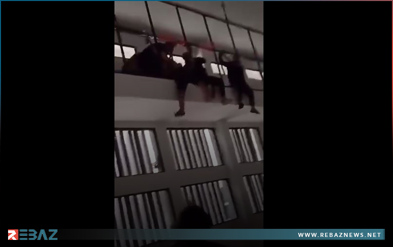 لبنان.. سجناء سوريون يهدد بشنق أنفسهم احتجاجاً على تسليمهم إلى النظام السوري لبنان.. سجناء سوريون يهدد بشنق أنفسهم احتجاجاً على تسليمهم إلى النظام السوري