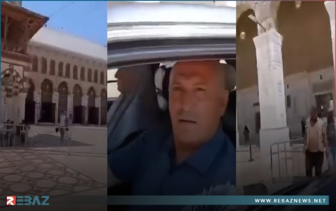 شخص يتجول بسيارته في باحة الجامع الأموي بدمشق 