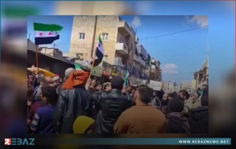 المتظاهرون في إدلب وريف حلب يطالبون بإسقاط الجولاني