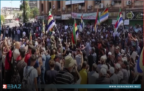 السويداء.. آلاف المتظاهرين يطالبون بإسقاط النظام السوري 