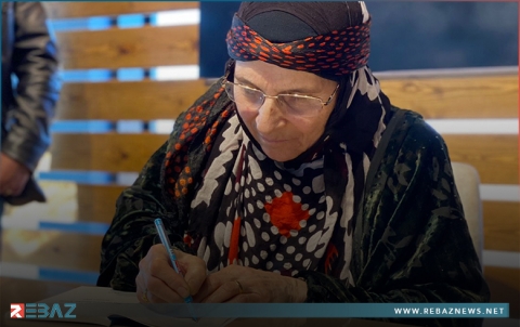 عامودا.. سبعينية كوردية تصدر كتابا هو الأول من نوعه بلغتها الأم