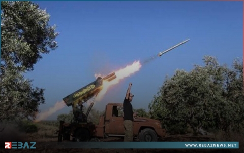 الفصائل السورية المسلحة وقوات النظام السوري تتبادلان القصف الصاروخي في إدلب وحماة