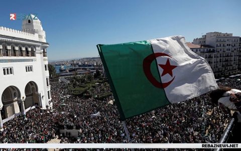 صحيفة: الجزائر أول بلد عربي يطيح بالرئيس سلمياً