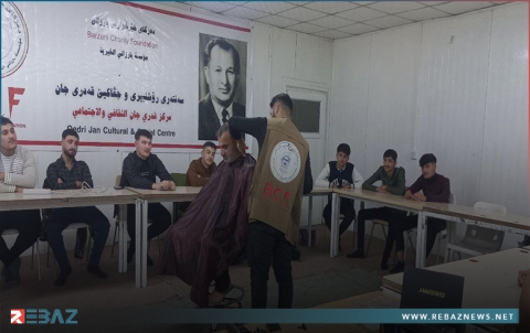 بارزاني الخيرية تفتتح دورة لتعليم الحلاقة في مخيم دارشكران