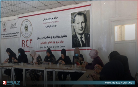 بارزاني الخيرية تفتتح دورة لتعليم الحياكة في مخيم دارشكران 