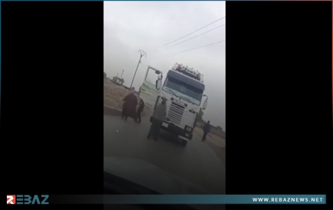 دير الزور.. الأهالي يعترضون طريق صهاريج النفط التابعة للحكومة 