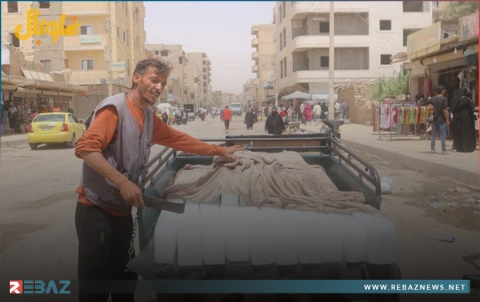 لدرء الحر في ديرالزور.. موظفو قسد يشترون بـ  25% من رواتبهم قوالب البوظ  لدرء الحر في ديرالزور.. موظفو قسد يشترون بـ  25% من رواتبهم قوالب البوظ