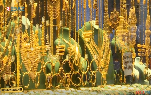 سعر الذهب ينخفض والدولار عند مستواه 