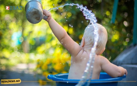 ما مقدار الماء الذي يجب أن يشربه طفلك يومياً؟