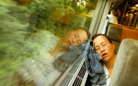 فتح الفم أثناء النوم.. أسباب وحلول