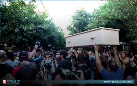 أهالي شهداء مرفأ بيروت أمام منزل وزير الداخلية حاملين النعوش... صور