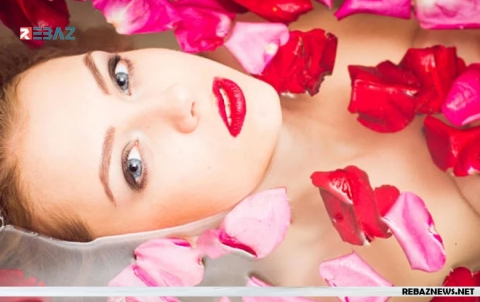 فوائد مسح الوجه بماء الورد