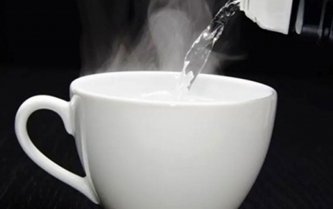 6 فوائد صحية مذهلة لشرب كوب ماء دافئ صباحاً