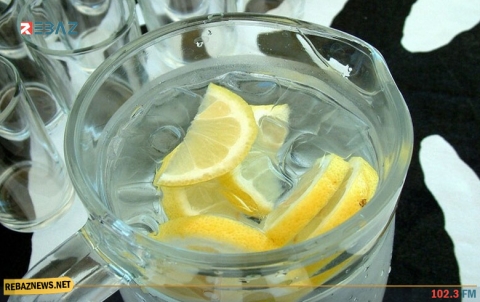 ماذا يحدث عند شرب الماء مع الليمون على الريق؟