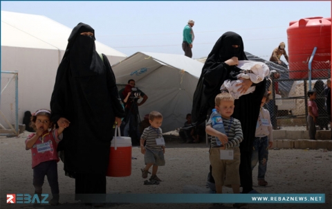 نحو 60 شخصا يستعدون للخروج من مخيم الهول  نحو 60 شخصا يستعدون للخروج من مخيم الهول