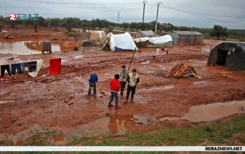سوريا.. الأمطار تغمر آلاف الخيام وتعمق مأساة النازحين