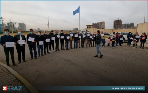 لاجئو كوردستان سوريا يعتصمون أمام مقر الأمم المتحدة في أربيل للمطالبة بزيادة إعادة توطينهم
