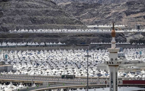 الحجاج يتدفقون على منى عشية الوقوف على عرفات