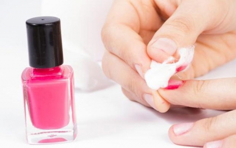 طريقة إزالة المناكير بمواد بديلة عن الأسيتون