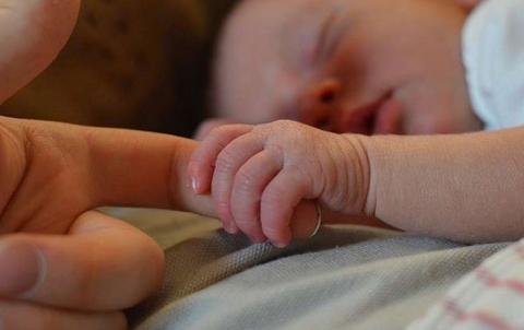 مفاجأة... حليب الأم يعالج هذه الأمراض