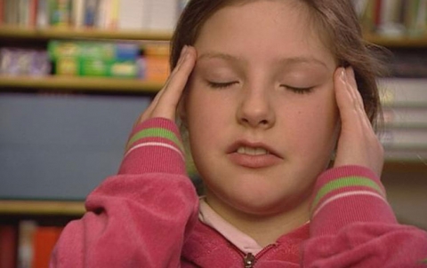 سبب صداع الرأس عند الأطفال .. الإجهاد أم الإصابات؟