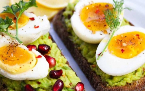 دون أن تسبب زيادة بالوزن.. 10 أطعمة بإمكانك تناولها