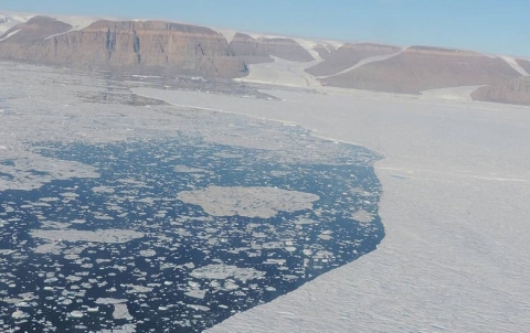 رصد صدع جليدي ضخم و