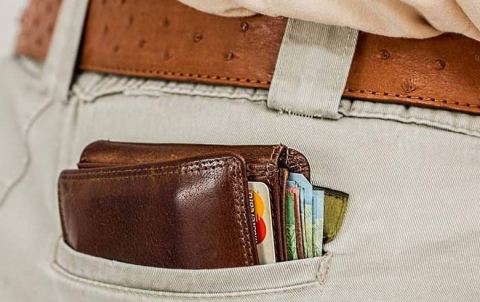 العلم يحذر: لا تضع محفظتك بالجيب الخلفي