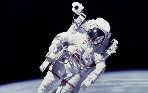 من هو أول لاعب كرة قدم سيسافر إلى الفضاء؟
