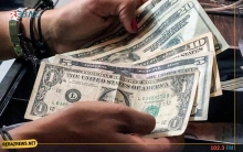 الدولار يتراجع بسبب 